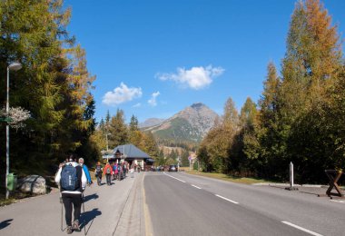 Vysoke Tatry, Slovakya - 9 Ekim 2018: Great Cold Valley, Vysoke Tatry (High Tatras), Slovakya 'da yürüyüş yapanlar. Büyük Soğuk Vadi 7 km uzunluğundadır ve turistler için çok çekicidir.