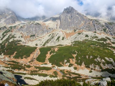 Vysoke Tatry 'deki Büyük Soğuk Vadi (High Tatras), Slovakya. Büyük Soğuk Vadi 7 km uzunluğundadır ve turistler için çok çekicidir.