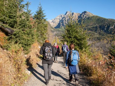 Vysoke Tatry, Slovakya - 11 Ekim 2018: Beş Spis Gölü Vadisi'nde yürüyüşçüler. High Tatra Dağları, Slovakya.