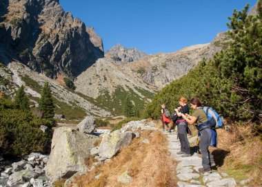 Vysoke Tatry, Slovakya - 10 Ekim 2018: Beş Spis Gölü Vadisi'nde yürüyüşçüler. High Tatra Dağları, Slovakya.