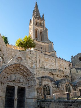 St. Emilion, Fransa - 11 Eylül 2018: Saint Emilion 'daki Monolitik Kilise ve Çan Kulesi. Fransa. St. Emilion mükemmel kırmızı şaraplarıyla ünlü bir Fransız köyüdür..