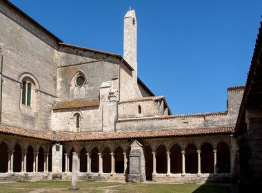 Saint Emilion, Fransa - 8 Eylül 2018: Saint Emilion, Fransa 'daki Collegiale Kilisesi' nde Ortaçağ Fransız Manastırı