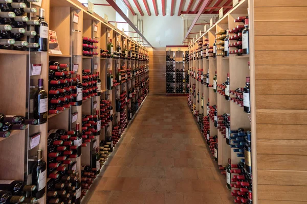 法国圣埃米利翁 2018年9月8日 法国圣埃米利翁一家酒铺的内部 圣埃米利翁是波尔多主要的红酒产区之一 也是非常受欢迎的旅游胜地 — 图库照片
