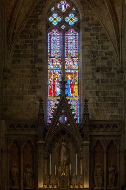 Saint Emilion, Fransa - 8 Eylül 2018: Duyuru - vitray pencere adlı Collegiale church of Saint Emilion, Fransa