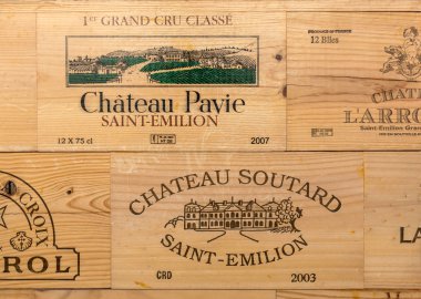Saint Emilion, Fransa - 8 Eylül 2018: Saint-Emilion, Gironde, Fransa'da ahşap şarap kılıflarının sergilenmesi. St Emilion Bordeaux ve çok popüler turistik başlıca kırmızı şarap alanlarından biridir.