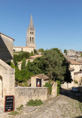 St. Emilion, Fransa - 8 Eylül 2018: St. Emilion, Fransa 'nın panoramik manzarası. St Emilion, Bordeaux 'nun başlıca kırmızı şarap bölgelerinden biridir ve çok popüler bir turizm merkezidir..