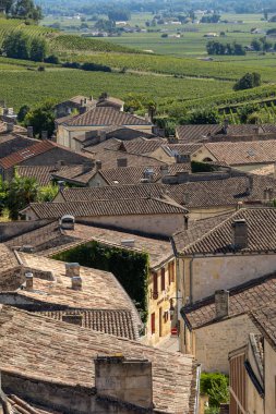 St. Emilion, Fransa - 8 Eylül 2018: St. Emilion, Fransa 'nın panoramik manzarası. St Emilion, Bordeaux 'nun başlıca kırmızı şarap bölgelerinden biridir ve çok popüler bir turizm merkezidir..