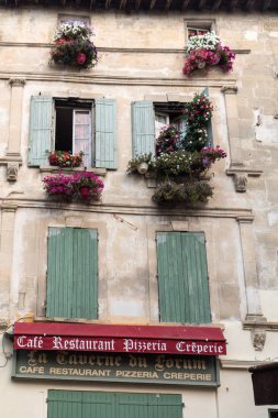 Arles, Fransa - 26 Haziran 2017: Cafe in Place du Forum, Arles, Provence, Fransa