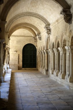 Arles, Fransa - 27 Haziran 2017: Romanesk kilise, Saint Trophime Katedrali Arles Cloisters. Provence, Fransa