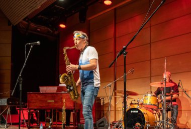 Cracow, Polonya - 9 Temmuz 2019: Bill Evans ve Spy Killers Krakow Yaz Caz Festivali'nde Manggha Japon Sanat ve Teknoloji Müzesi'nde sahnede. Polonya
