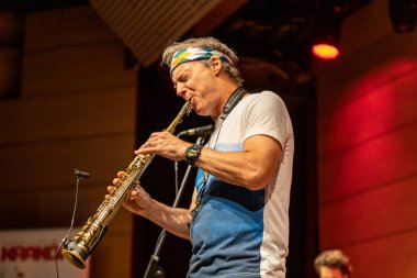 Cracow, Polonya - 9 Temmuz 2019: Bill Evans ve Spy Killers Krakow Yaz Caz Festivali'nde Manggha Japon Sanat ve Teknoloji Müzesi'nde sahnede. Polonya