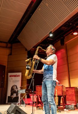 Cracow, Polonya - 9 Temmuz 2019: Bill Evans ve Spy Killers Krakow Yaz Caz Festivali'nde Manggha Japon Sanat ve Teknoloji Müzesi'nde sahnede. Polonya