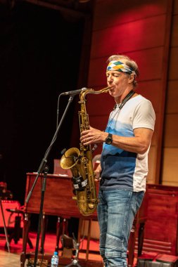 Cracow, Polonya - 9 Temmuz 2019: Bill Evans ve Spy Killers Krakow Yaz Caz Festivali'nde Manggha Japon Sanat ve Teknoloji Müzesi'nde sahnede. Polonya