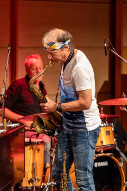 Cracow, Polonya - 9 Temmuz 2019: Bill Evans ve Spy Killers Krakow Yaz Caz Festivali'nde Manggha Japon Sanat ve Teknoloji Müzesi'nde sahnede. Polonya