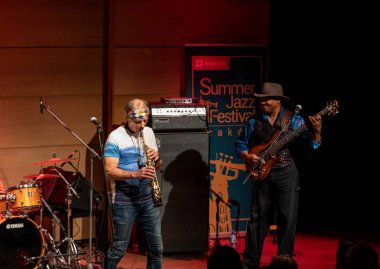 Cracow, Polonya - 9 Temmuz 2019: Bill Evans ve Spy Killers Krakow Yaz Caz Festivali'nde Manggha Japon Sanat ve Teknoloji Müzesi'nde sahnede. Polonya