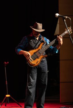 Cracow, Polonya - 9 Temmuz 2019: Bill Evans ve Spy Killers Krakow Yaz Caz Festivali'nde Manggha Japon Sanat ve Teknoloji Müzesi'nde sahnede. Polonya