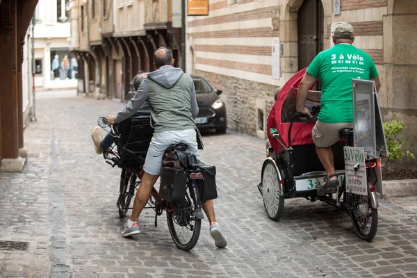 Troyes Francja Sierpnia 2018 Turyści Zwiedzający Wąskie Uliczki Średniowiecznego Miasta — Zdjęcie stockowe