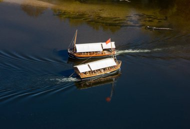 La Roque-Gageac, Dordogne, Fransa - 3 Eylül 2018: Fransa 'da La Roque-Gageac, Aquitaine, Fransa' da Dordogne nehrinde Fransızca gabare adı verilen bir turist teknesi