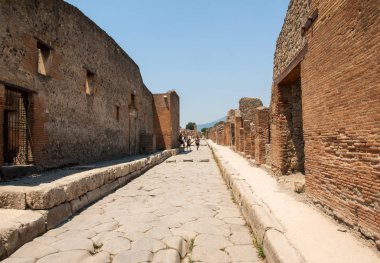 Pompei, İtalya - 15 Haziran 2017: Bir eski Arnavut kaldırımlı sokakta Pompei, İtalya kalıntıları. Roma şehri Vesuvius volkan tarafından tahrip.