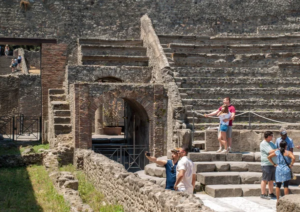 Pompeii, İtalya - 15 Haziran 2017: Pompeii Antik kenti, Italya.Pompeii'deki Küçük Tiyatro. Bu tiyatronun bir çatısı vardı ve muhtemelen müzikal gösteriler ve şiir okumaları için kullanıldı.
