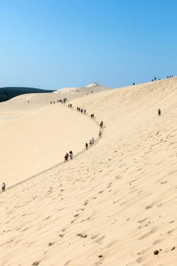 Pilat Kum tepesi, Fransa - 10 Eylül 2018: Avrupa 'nın en uzun kum tepesi olan Pilat Kum tepesinde yürüyen insanlar. La Teste-de-Buch, Arcachon Körfezi, Aquitaine, Fransa 
