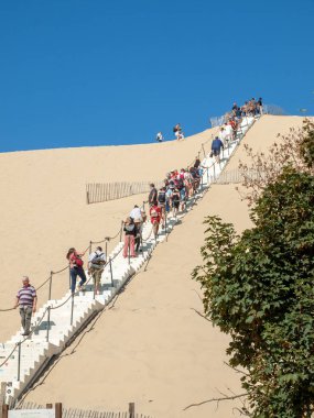 Dune Pilat, Fransa - Eylül 10,2018: Dune du Pilat, Aquitaine, Fransa Avrupa tırmanma insanlar 