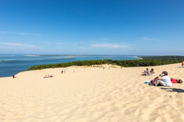 Pilat Kumulu, Fransa - 10 Eylül 2018: Avrupa 'nın en uzun kum tepesi olan Pilat Kumulundaki İnsanlar. La Teste-de-Buch, Arcachon Körfezi, Aquitaine, Fransa 