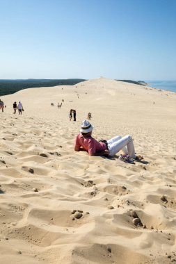 Pilat Kumulu, Fransa - 10 Eylül 2018: Avrupa 'nın en uzun kum tepesi olan Pilat Kumulundaki İnsanlar. La Teste-de-Buch, Arcachon Körfezi, Aquitaine, Fransa 