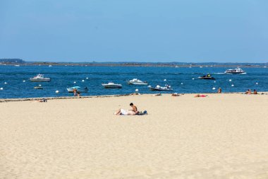 Arcachon, Fransa - 10 Eylül 2018: İnsanlar güneşli bir gün Arcachon, Fransa için kum plajındaki tadını çıkarıyor