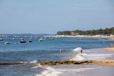 Arcachon, Fransa-10 Eylül 2018: Archachon Körfezi, Gironde, Fransa 'da demirlemiş tekneler