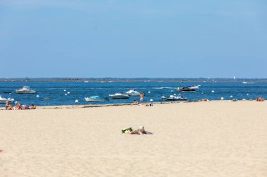 Arcachon, Fransa - 10 Eylül 2018: İnsanlar güneşli bir gün Arcachon, Fransa için kum plajındaki tadını çıkarıyor