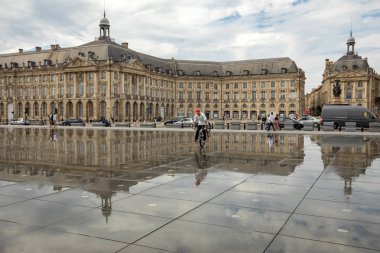 Bordeaux, Fransa - 9 Eylül 2018: Adam Place de la Bourse, Bordeaux, Fransa 'da bisiklet üzerinde akrobasi yapıyor