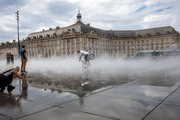 Bordeaux Francja Września 2018 Efekt Mgły Lustrze Wodnym Przed Giełdą — Zdjęcie stockowe