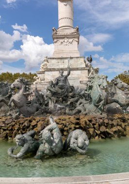 Esplanade des Quinconces, Bordeaux 'daki Girondins Anıtı' nın çeşmesi. Fransa