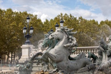  Esplanade des Quinconces, Bordeaux 'daki Girondins Anıtı' nın çeşmesi. Fransa