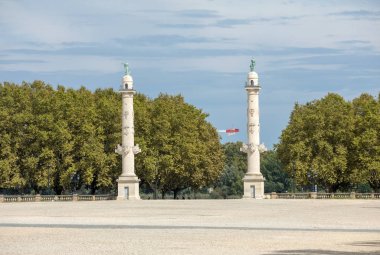   Bordeaux, Fransa - 9 Eylül 2018: Place des Quinconces, Bordeaux, Fransa 'da iki Rostral sütun.