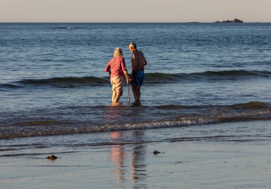 St. Malo, Fransa - 16 Eylül 2018: Saint Malo sahilinde aşık bir çiftin romantik yürüyüşü. Britanya, Fransa
