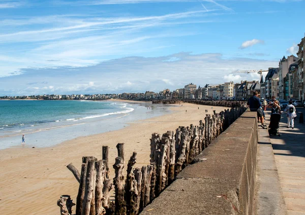 Malo Franciaország 2018 Szeptember Emberek Sétálnak Tengerparti Sétányon Saint Malo — Stock Fotó