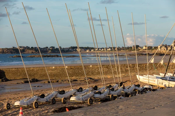 Saint Malo Francia Settembre 2018 Catamarani Yacht Sabbia Sulla Spiaggia — Foto Stock