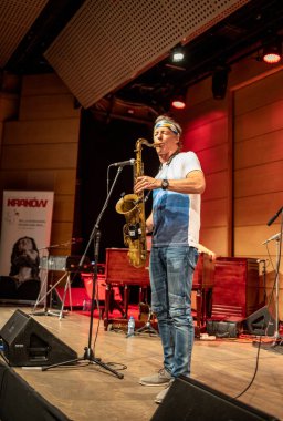 Cracow, Polonya - 9 Temmuz 2019: Bill Evans ve Spy Killers Krakow Yaz Caz Festivali'nde Manggha Japon Sanat ve Teknoloji Müzesi'nde sahnede. Polonya