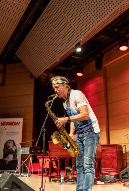 Cracow, Polonya - 9 Temmuz 2019: Bill Evans ve Spy Killers Krakow Yaz Caz Festivali'nde Manggha Japon Sanat ve Teknoloji Müzesi'nde sahnede. Polonya