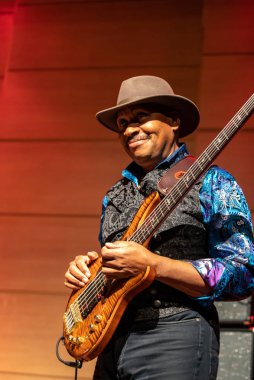 Cracow, Polonya - 9 Temmuz 2019: Bill Evans ve Spy Killers Krakow Yaz Caz Festivali'nde Manggha Japon Sanat ve Teknoloji Müzesi'nde sahnede. Polonya