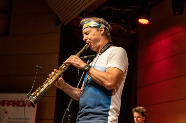 Cracow, Polonya - 9 Temmuz 2019: Bill Evans ve Spy Killers Krakow Yaz Caz Festivali'nde Manggha Japon Sanat ve Teknoloji Müzesi'nde sahnede. Polonya
