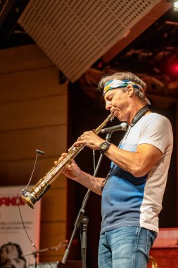 Cracow, Polonya - 9 Temmuz 2019: Bill Evans ve Spy Killers Krakow Yaz Caz Festivali'nde Manggha Japon Sanat ve Teknoloji Müzesi'nde sahnede. Polonya