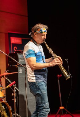 Cracow, Polonya - 9 Temmuz 2019: Bill Evans ve Spy Killers Krakow Yaz Caz Festivali'nde Manggha Japon Sanat ve Teknoloji Müzesi'nde sahnede. Polonya