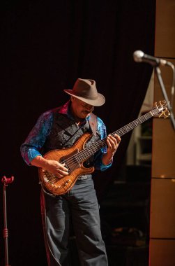 Cracow, Polonya - 9 Temmuz 2019: Bill Evans ve Spy Killers Krakow Yaz Caz Festivali'nde Manggha Japon Sanat ve Teknoloji Müzesi'nde sahnede. Polonya