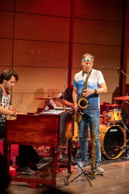 Cracow, Polonya - 9 Temmuz 2019: Bill Evans ve Spy Killers Krakow Yaz Caz Festivali'nde Manggha Japon Sanat ve Teknoloji Müzesi'nde sahnede. Polonya