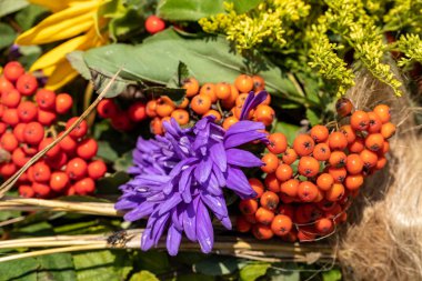 Yaz sembolü olan çiçek, otlar ve meyvelerin Çiçekbuketi