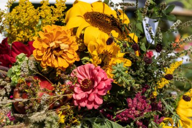 Yaz sembolü olan çiçek, otlar ve meyvelerin Çiçekbuketi
