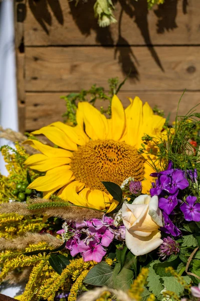 Floristisk Buket Blomster Urter Frugter Der Symbolet Sommeren - Stock-foto